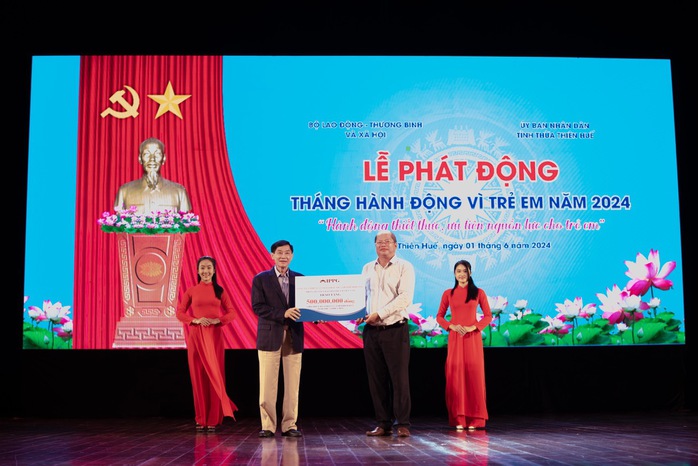 Ông Johnathan Hạnh Nguyễn tặng 1 tỉ đồng cho Quỹ Bảo trợ Trẻ em Việt Nam - Ảnh 1. Ông Johnathan Hạnh Nguyễn tặng 1 tỉ đồng cho Quỹ Bảo trợ Trẻ em Việt Nam - Ảnh 1.
