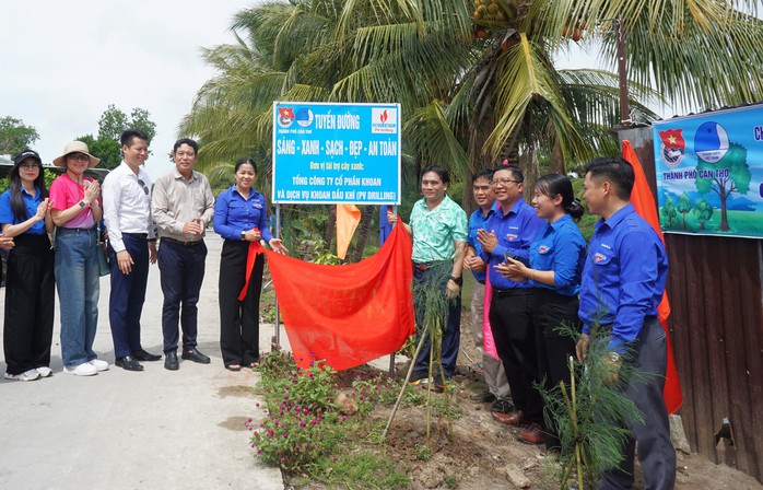 Ông Nguyễn Xuân Cường - Tổng giám đốc PV Drilling và bà Lư Thị Ngọc Anh - UV Ban thường vụ Trung ương Đoàn, Bí thư Thành đoàn Cần Thơ gắn biển công trình tuyến đường "Sáng - xanh - sạch - đẹp - an toàn" tại xã Trường Xuân, huyện Thới Lai Ông Nguyễn Xuân Cường - Tổng giám đốc PV Drilling và bà Lư Thị Ngọc Anh - UV Ban thường vụ Trung ương Đoàn, Bí thư Thành đoàn Cần Thơ gắn biển công trình tuyến đường "Sáng - xanh - sạch - đẹp - an toàn" tại xã Trường Xuân, huyện Thới Lai