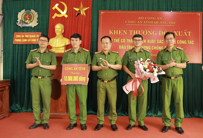 Cảnh sát bắt giữ loạt ô tô chở 180 tấn than củi qua biên giới- Ảnh 3. Cảnh sát bắt giữ loạt ô tô chở 180 tấn than củi qua biên giới- Ảnh 3.