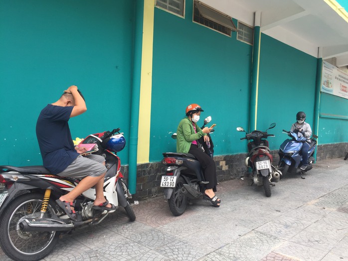 Hình ảnh thí sinh hồi hộp làm thủ tục dự thi lớp 10 tại TP HCM- Ảnh 8.