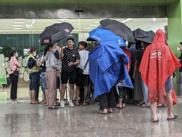 Người dân Hà Nội đội mưa xếp hàng chờ mua vàng miếng, giá tiếp tục giảm- Ảnh 3. Người dân Hà Nội đội mưa xếp hàng chờ mua vàng miếng, giá tiếp tục giảm- Ảnh 3.