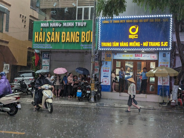 Người dân Hà Nội đội mưa xếp hàng chờ mua vàng miếng, giá tiếp tục giảm- Ảnh 4. Người dân Hà Nội đội mưa xếp hàng chờ mua vàng miếng, giá tiếp tục giảm- Ảnh 4.