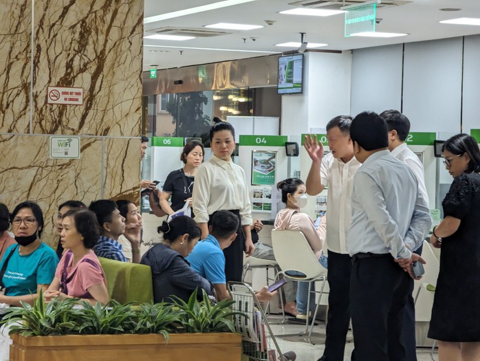 Người dân Hà Nội đội mưa xếp hàng chờ mua vàng miếng, giá tiếp tục giảm- Ảnh 5. Người dân Hà Nội đội mưa xếp hàng chờ mua vàng miếng, giá tiếp tục giảm- Ảnh 5.