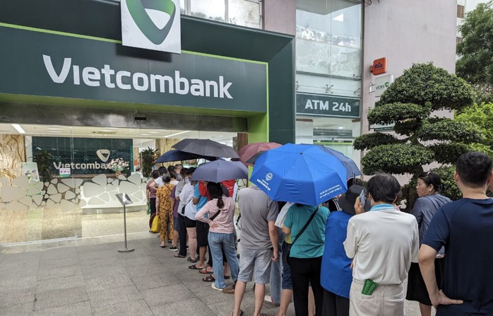 Người dân Hà Nội đội mưa xếp hàng chờ mua vàng miếng, giá tiếp tục giảm- Ảnh 7. Người dân Hà Nội đội mưa xếp hàng chờ mua vàng miếng, giá tiếp tục giảm- Ảnh 7.