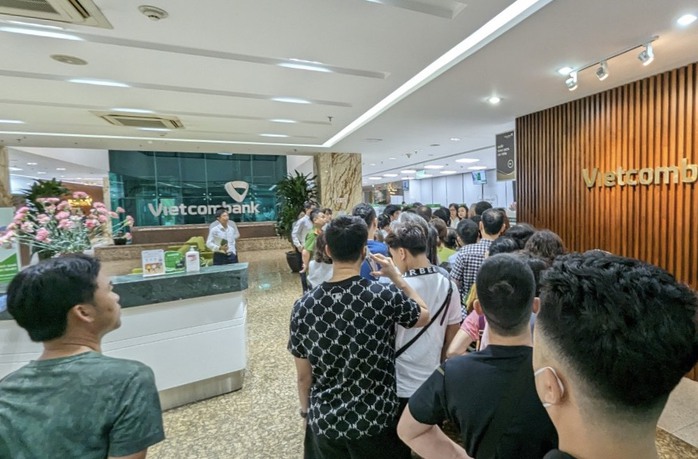Người dân Hà Nội đội mưa xếp hàng chờ mua vàng miếng, giá tiếp tục giảm- Ảnh 6. Người dân Hà Nội đội mưa xếp hàng chờ mua vàng miếng, giá tiếp tục giảm- Ảnh 6.