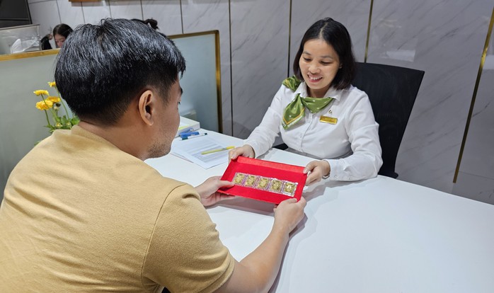 Ngân hàng Nhà nước hạ giá bán vàng SJC còn 76,98 triệu đồng/lượng- Ảnh 1. Ngân hàng Nhà nước hạ giá bán vàng SJC còn 76,98 triệu đồng/lượng- Ảnh 1.