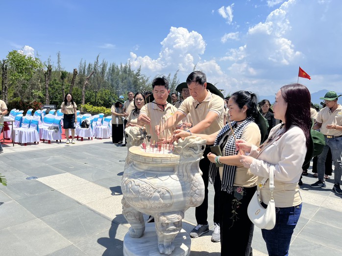 Đoàn đại biểu Công đoàn Viên chức TP HCM dâng hương, dâng hoa các anh hùng liệt sĩ- Ảnh 2. Đoàn đại biểu Công đoàn Viên chức TP HCM dâng hương, dâng hoa các anh hùng liệt sĩ- Ảnh 2.