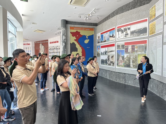 Đoàn đại biểu Công đoàn Viên chức TP HCM dâng hương, dâng hoa các anh hùng liệt sĩ- Ảnh 3. Đoàn đại biểu Công đoàn Viên chức TP HCM dâng hương, dâng hoa các anh hùng liệt sĩ- Ảnh 3.