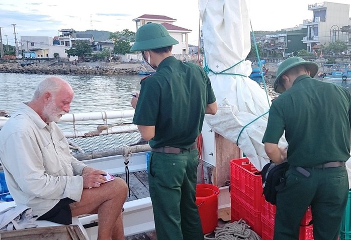 Ông lão người Mỹ kể về 3 tuần trôi dạt trên biển từ Philippines sang Việt Nam- Ảnh 2. Ông lão người Mỹ kể về 3 tuần trôi dạt trên biển từ Philippines sang Việt Nam- Ảnh 2.