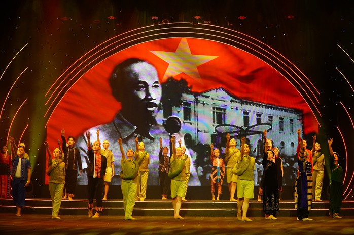 Xúc động "Con đường thế kỷ Người đi"
- Ảnh 2. Xúc động "Con đường thế kỷ Người đi"
- Ảnh 2.