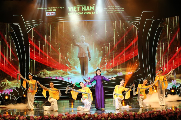 Trọng Tấn, Anh Thơ hát mừng 76 năm Bác Hồ ra Lời kêu gọi thi đua ái quốc- Ảnh 2. Trọng Tấn, Anh Thơ hát mừng 76 năm Bác Hồ ra Lời kêu gọi thi đua ái quốc- Ảnh 2.
