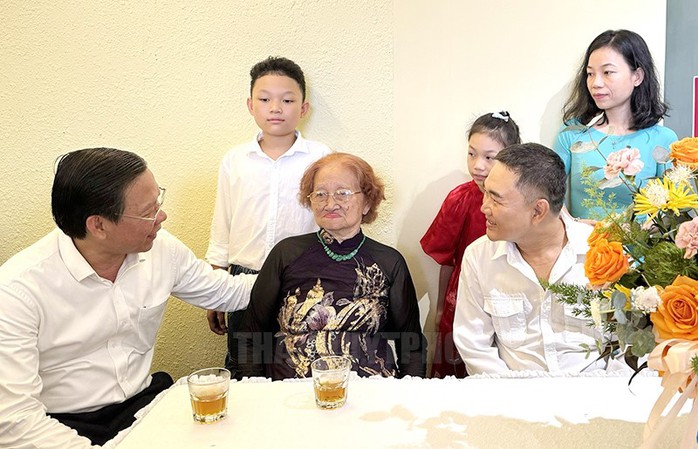 Trân trọng những đóng góp của người cao tuổi- Ảnh 2. Trân trọng những đóng góp của người cao tuổi- Ảnh 2.