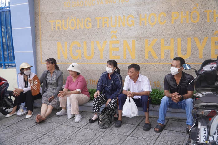 Phụ huynh nghỉ làm, đồng hành cùng con tới trường thi- Ảnh 10. Phụ huynh nghỉ làm, đồng hành cùng con tới trường thi- Ảnh 10.