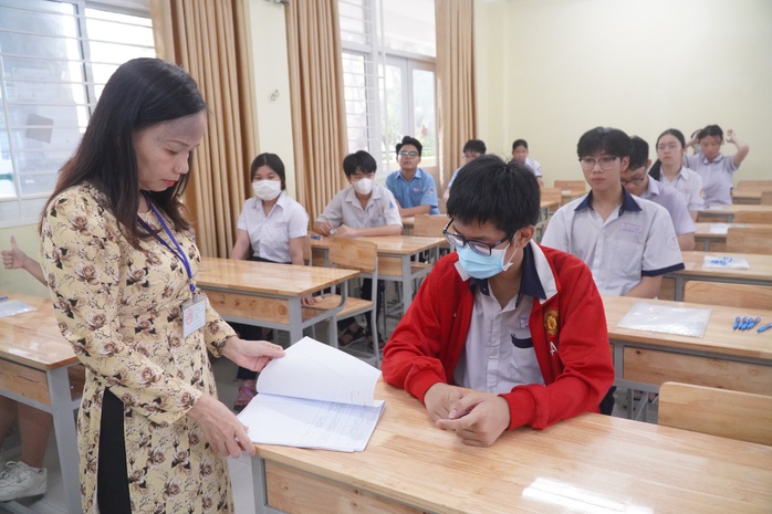 Phụ huynh nghỉ làm, đồng hành cùng con tới trường thi- Ảnh 9. Phụ huynh nghỉ làm, đồng hành cùng con tới trường thi- Ảnh 9.