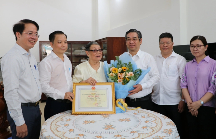 Lãnh đạo TP HCM thăm, chúc thọ người cao tuổi tiêu biểu- Ảnh 1. Lãnh đạo TP HCM thăm, chúc thọ người cao tuổi tiêu biểu- Ảnh 1.