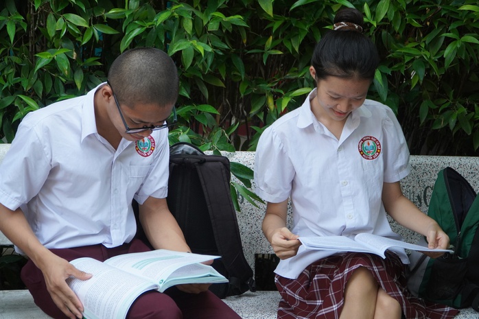 Phụ huynh nhờ phát loa nhắc con không vi phạm quy chế- Ảnh 2. Phụ huynh nhờ phát loa nhắc con không vi phạm quy chế- Ảnh 2.