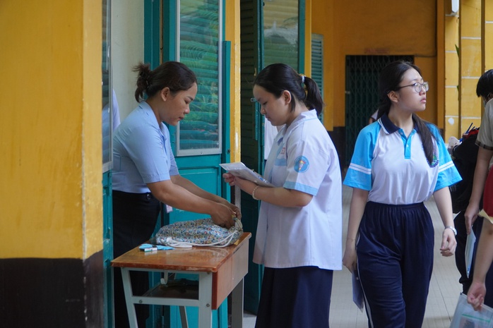 Phụ huynh nhờ phát loa nhắc con không vi phạm quy chế- Ảnh 6. Phụ huynh nhờ phát loa nhắc con không vi phạm quy chế- Ảnh 6.
