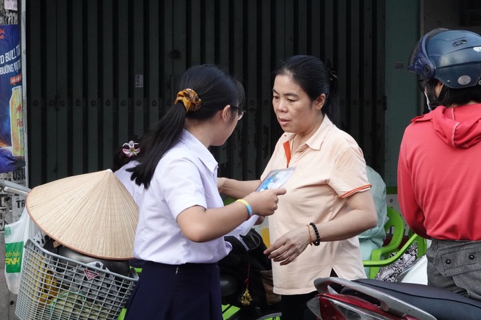 Phụ huynh nghỉ làm, đồng hành cùng con tới trường thi- Ảnh 3. Phụ huynh nghỉ làm, đồng hành cùng con tới trường thi- Ảnh 3.