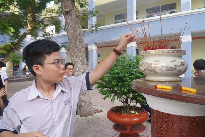 Phụ huynh nghỉ làm, đồng hành cùng con tới trường thi- Ảnh 7. Phụ huynh nghỉ làm, đồng hành cùng con tới trường thi- Ảnh 7.