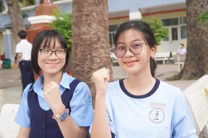 Phụ huynh nghỉ làm, đồng hành cùng con tới trường thi- Ảnh 6. Phụ huynh nghỉ làm, đồng hành cùng con tới trường thi- Ảnh 6.