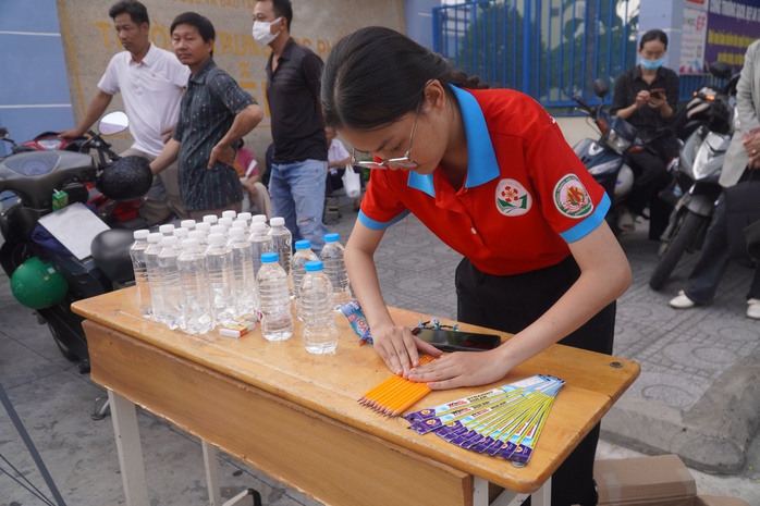 Phụ huynh nghỉ làm, đồng hành cùng con tới trường thi- Ảnh 8. Phụ huynh nghỉ làm, đồng hành cùng con tới trường thi- Ảnh 8.