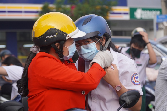 Phụ huynh nghỉ làm, đồng hành cùng con tới trường thi- Ảnh 2. Phụ huynh nghỉ làm, đồng hành cùng con tới trường thi- Ảnh 2.