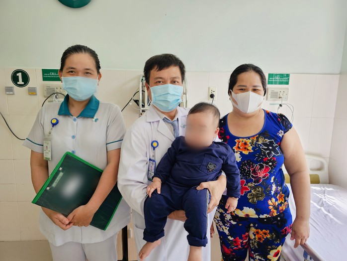 Hơn 1 giờ phẫu thuật cứu bé trai 9 tháng tuổi ở miền Tây- Ảnh 2. Hơn 1 giờ phẫu thuật cứu bé trai 9 tháng tuổi ở miền Tây- Ảnh 2.