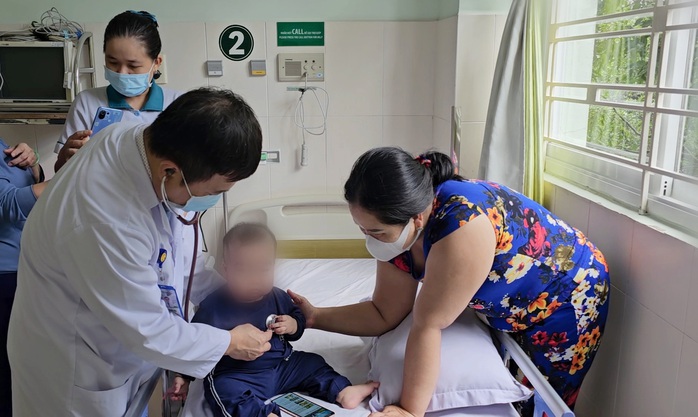 Hơn 1 giờ phẫu thuật cứu bé trai 9 tháng tuổi ở miền Tây- Ảnh 1. Hơn 1 giờ phẫu thuật cứu bé trai 9 tháng tuổi ở miền Tây- Ảnh 1.