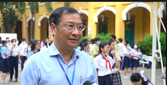 Phụ huynh nhờ phát loa nhắc con không vi phạm quy chế- Ảnh 1. Phụ huynh nhờ phát loa nhắc con không vi phạm quy chế- Ảnh 1.