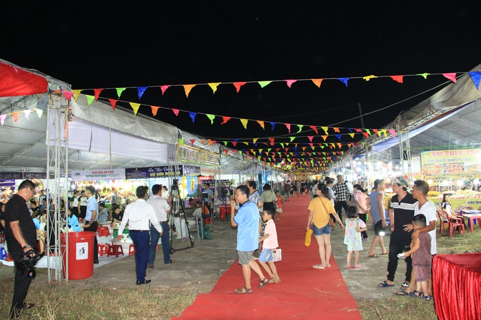 Gần 400 gian hàng tham gia Hội chợ Thương mại và Du lịch Nhịp cầu xuyên Á - Quảng Trị 2024- Ảnh 2. Gần 400 gian hàng tham gia Hội chợ Thương mại và Du lịch Nhịp cầu xuyên Á - Quảng Trị 2024- Ảnh 2.