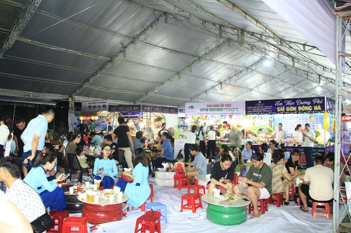 Gần 400 gian hàng tham gia Hội chợ Thương mại và Du lịch Nhịp cầu xuyên Á - Quảng Trị 2024- Ảnh 3. Gần 400 gian hàng tham gia Hội chợ Thương mại và Du lịch Nhịp cầu xuyên Á - Quảng Trị 2024- Ảnh 3.