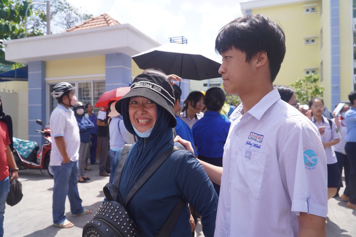 VIDEO: Thí sinh “trúng tủ” khi đề thi văn có câu về “Chiếc lược ngà”- Ảnh 5. VIDEO: Thí sinh “trúng tủ” khi đề thi văn có câu về “Chiếc lược ngà”- Ảnh 5.