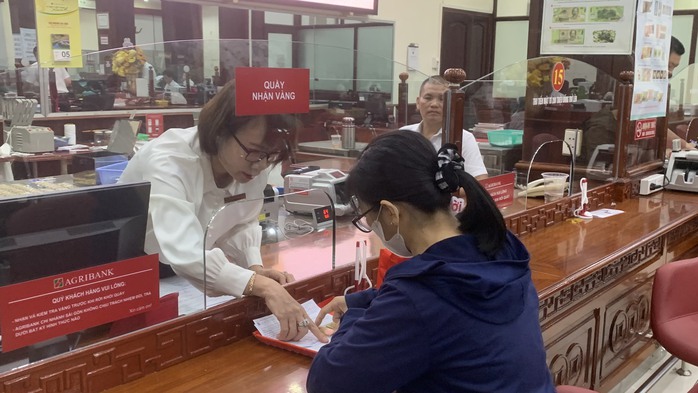Giá vàng lập đỉnh, khách có thể mua-bán vàng miếng SJC ở đâu?- Ảnh 1. Giá vàng lập đỉnh, khách có thể mua-bán vàng miếng SJC ở đâu?- Ảnh 1.
