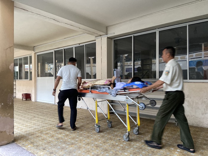 Gặp tai nạn trên đường đi thi, nam sinh được CSGT hỗ trợ khẩn cấp- Ảnh 4. Gặp tai nạn trên đường đi thi, nam sinh được CSGT hỗ trợ khẩn cấp- Ảnh 4.