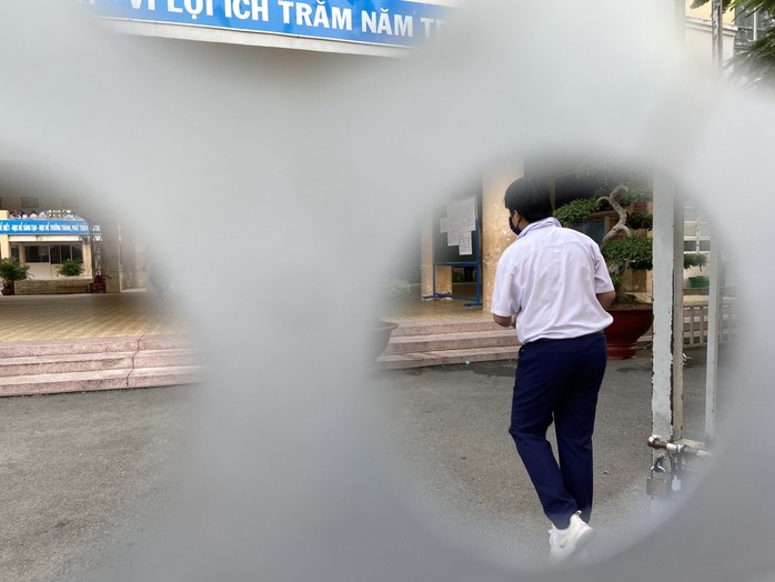 Phụ huynh nghỉ làm, đồng hành cùng con tới trường thi- Ảnh 4. Phụ huynh nghỉ làm, đồng hành cùng con tới trường thi- Ảnh 4.