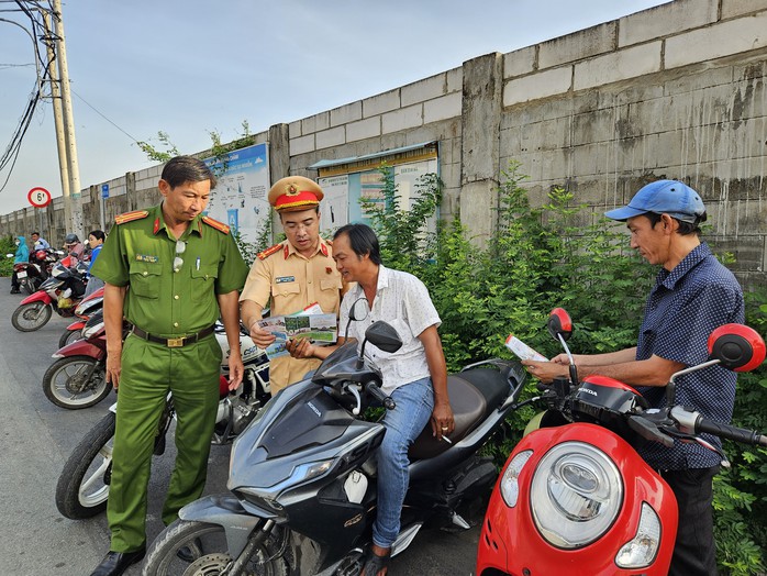 Tình hình giao thông ngày đầu kỳ thi tuyển sinh lớp 10 ở TP HCM- Ảnh 3. Tình hình giao thông ngày đầu kỳ thi tuyển sinh lớp 10 ở TP HCM- Ảnh 3.