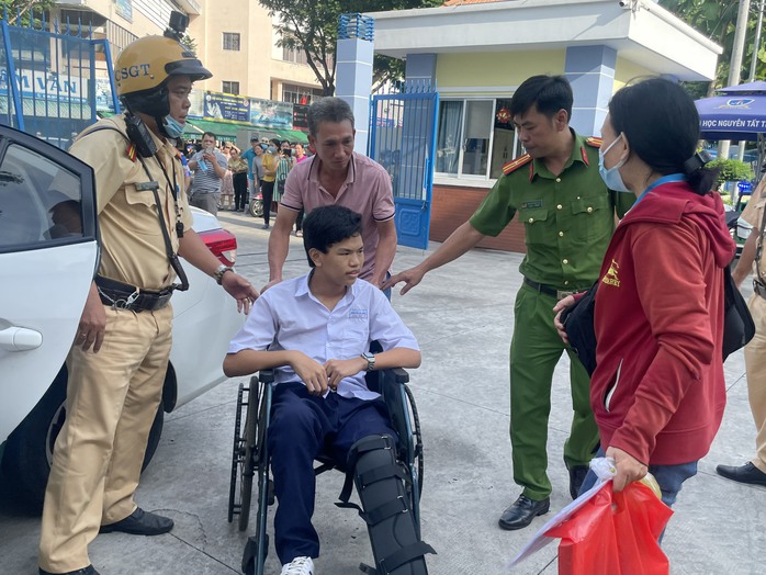 Gặp tai nạn trên đường đi thi, nam sinh được CSGT hỗ trợ khẩn cấp- Ảnh 1. Gặp tai nạn trên đường đi thi, nam sinh được CSGT hỗ trợ khẩn cấp- Ảnh 1.