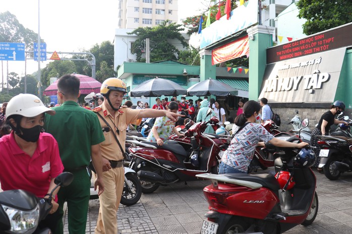 Tình hình giao thông ngày đầu kỳ thi tuyển sinh lớp 10 ở TP HCM- Ảnh 1. Tình hình giao thông ngày đầu kỳ thi tuyển sinh lớp 10 ở TP HCM- Ảnh 1.