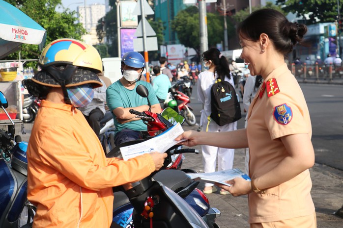 Tình hình giao thông ngày đầu kỳ thi tuyển sinh lớp 10 ở TP HCM- Ảnh 2. Tình hình giao thông ngày đầu kỳ thi tuyển sinh lớp 10 ở TP HCM- Ảnh 2.