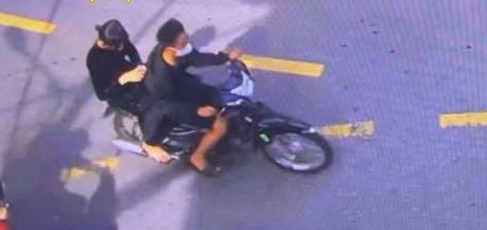 Đôi nam nữ cướp giật vé số, điện thoại của cụ bà bên đường- Ảnh 1. Đôi nam nữ cướp giật vé số, điện thoại của cụ bà bên đường- Ảnh 1.