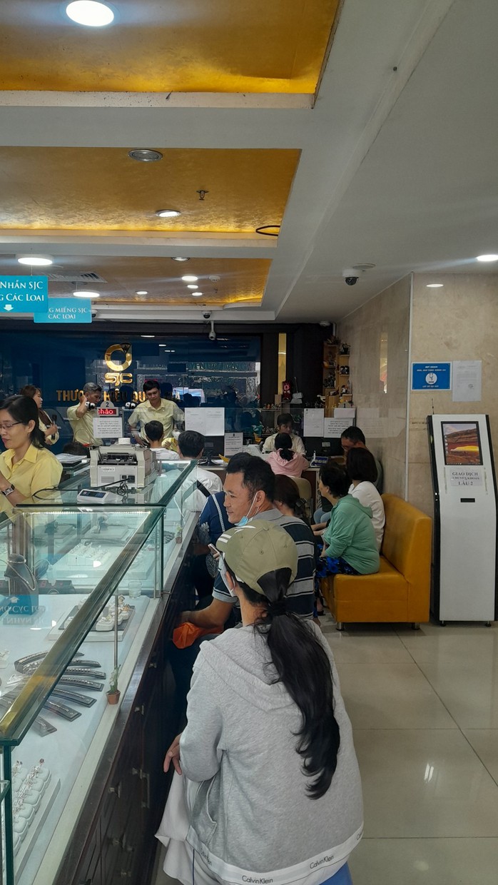 Giá vàng miếng SJC giảm thêm 1 triệu đồng/lượng, khách chờ mua rất đông- Ảnh 2. Giá vàng miếng SJC giảm thêm 1 triệu đồng/lượng, khách chờ mua rất đông- Ảnh 2.