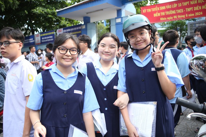 Kết thúc môn thi tiếng Anh: Thí sinh tự tin đạt điểm cao- Ảnh 2. Kết thúc môn thi tiếng Anh: Thí sinh tự tin đạt điểm cao- Ảnh 2.