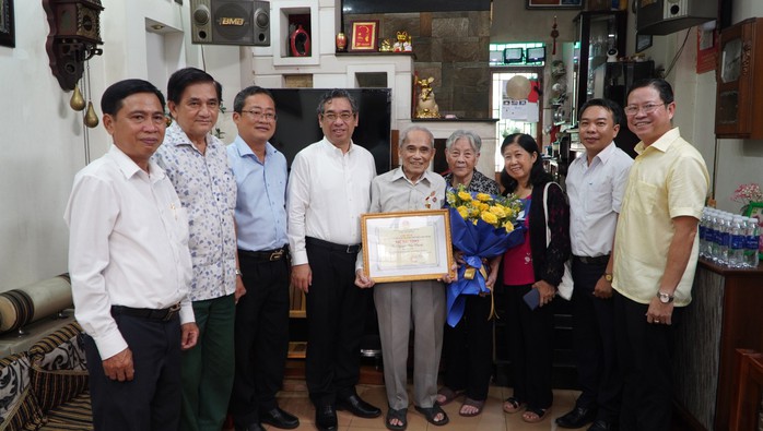 Lãnh đạo TP HCM thăm, chúc thọ người cao tuổi tiêu biểu- Ảnh 3. Lãnh đạo TP HCM thăm, chúc thọ người cao tuổi tiêu biểu- Ảnh 3.