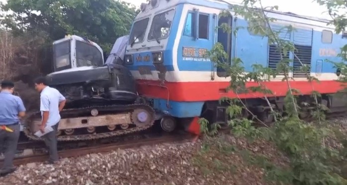 Tàu hỏa SE 10 tông vào máy xúc, đường sắt Bắc - Nam qua Bình Thuận gián đoạn- Ảnh 1. Tàu hỏa SE 10 tông vào máy xúc, đường sắt Bắc - Nam qua Bình Thuận gián đoạn- Ảnh 1.