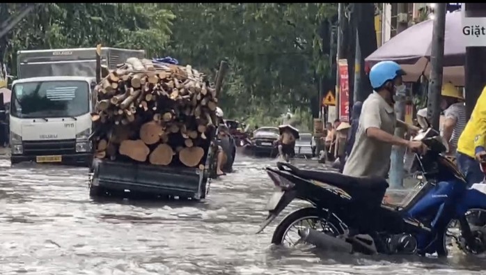Ngập ở đường Linh Đông, phường Linh Đông, TP Thủ Đức, TP HCM trưa 7-6 Ảnh: SỸ HƯNG Ngập ở đường Linh Đông, phường Linh Đông, TP Thủ Đức, TP HCM trưa 7-6 Ảnh: SỸ HƯNG