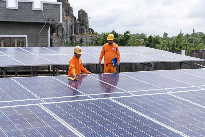 Nhiều ý kiến cho rằng khó khuyến khích đầu tư nếu điện mặt trời mái nhà dư thừa không được bán Ảnh: EVN Nhiều ý kiến cho rằng khó khuyến khích đầu tư nếu điện mặt trời mái nhà dư thừa không được bán Ảnh: EVN