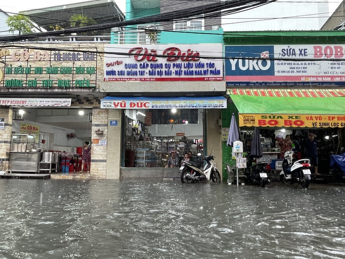 TP HCM hứng mưa to, đã có cây ngã và nhiều nơi ngập sâu- Ảnh 11. TP HCM hứng mưa to, đã có cây ngã và nhiều nơi ngập sâu- Ảnh 11.