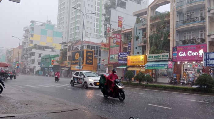TP HCM hứng mưa to, đã có cây ngã và nhiều nơi ngập sâu- Ảnh 2. TP HCM hứng mưa to, đã có cây ngã và nhiều nơi ngập sâu- Ảnh 2.