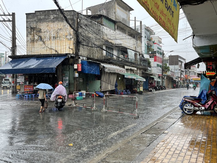 TP HCM hứng mưa to, đã có cây ngã và nhiều nơi ngập sâu- Ảnh 10. TP HCM hứng mưa to, đã có cây ngã và nhiều nơi ngập sâu- Ảnh 10.