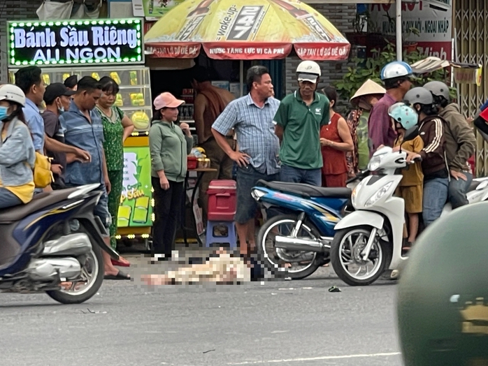 VIDEO: Khoảnh khắc ôtô lao vào dòng người tại ngã tư khiến 2 người chết ở Long An- Ảnh 6. VIDEO: Khoảnh khắc ôtô lao vào dòng người tại ngã tư khiến 2 người chết ở Long An- Ảnh 6.